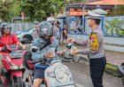Polres-Jember-Himbau-Masyarakat-Tertib-Lalu-Lintas-di-Bulan-Ramadhan-Dengan-Berbagi-Takjil