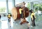 Bersihkan-Masjid-Agung,-Puluhan-Personel-Polres-Bangkalan-Gelar-Bakti-Religi-Sambut-Hari-Bhayangkara-ke---79