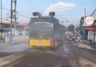 Polres-Gresik-Terjunkan-Water-Cannon-Respon-Keluhan-Warga-Soal-Jalan-Berdebu-Imbas-Proyek-Pelebaran