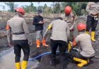 Polda-Jatim-Bantu-Bersihkan-Endapan-Lahar-Dingin-Pascaerupsi-Gunung-Semeru