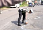 Jelang-Nataru,-Polres-Gresik-Tandai-Jalan-Berlubang-Untuk-Keselamatan-Pengendara