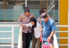 Polwan-Polresta-Sidoarjo-Bantu-Lansia-Naik-Bus-di-Terminal-Purabaya-Saat-Arus-Mudik