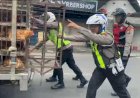 *Respon-Cepat-Tim-Urai-Polres-Blitar-Bantu-Kendaraan-Mogok,-Arus-Lalu-Lintas-Tetap-Lancar*