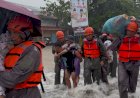 Polri-Gerak-Cepat-Evakuasi-Warga-Terdampak-Banjir-di-Padang