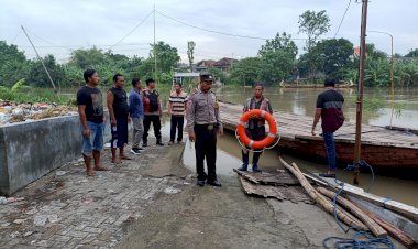 Polsek-Balongbendo-Cek-Keamanan-Penyeberangan-Tambangan-Perahu