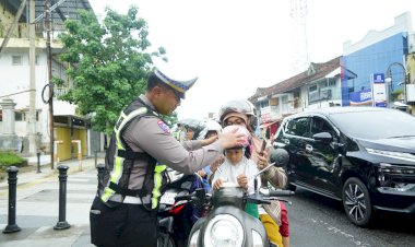 Operasi-Keselamatan-Semeru-Polres-Ponorogo-Beri-Hadiah-Helm-dan-Cokelat-Pengendara-Tertib