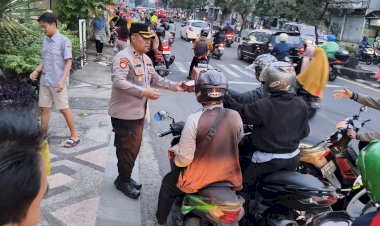 Kapolsek-Gedangan-Bagikan-100-Takjil-ke-Masyarakat