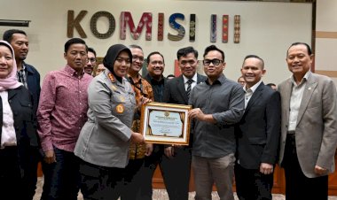 Komisi-III-DPR-RI-Beri-Penghargaan-ke-Kapolres-Metro-Bekasi-atas-keberhasilan-mengawal-konflik-antara-Warga-dengan-Pengembang-secara-damai.