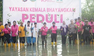 Sambut-HUT-ke-46,-YKB-Tanjung-Perak-Tanam-Mangrove-Pulihkan-Lahan-Kritis
