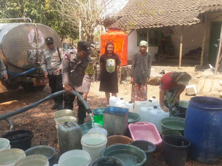 Polres Probolinggo Kota Kembali Beri Bantuan 10 Ribu Liter Air Bersih di Tongas