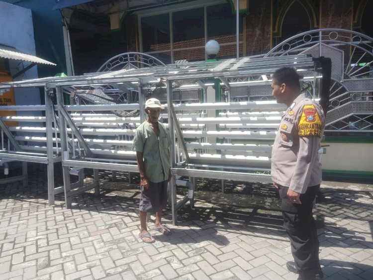 Bhabinkamtibmas Desa Sumokali Dukung Ketahanan Pangan Lewat Hidroponik Pokcoy