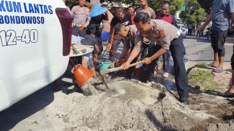 Minimalisir Laka Lantas Polres Bondowoso Tambal Jalan Berlubang: Bakti Polri di Hari Bhayangkara ke - 79