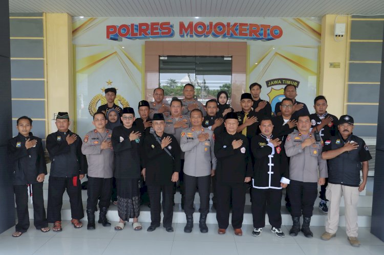 Dikukuhkan Polres Mojokerto Satgas PAM Sentot Prawirodirdjo Siap Jaga Malam Satu Suro