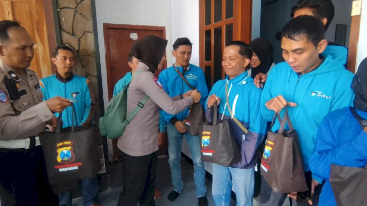 Polri Untuk Masyarakat : Polres Bondowoso Berbagi Sembako Untuk Ojol Sambut Hari Lalu Lintas Bhayangkara ke - 70