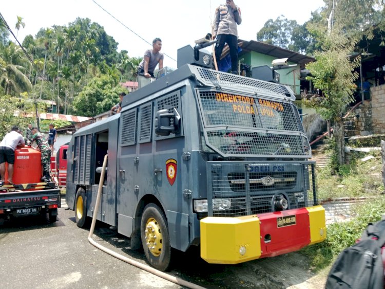 Quick Respon Polri Bantu Padamkan Kebakaran di Kodam Lama Jayapura