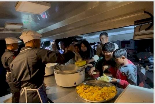 Dapur Lapangan Brimob Suplai Bantuan Makanan untuk Korban Banjir di Aceh Tamiang