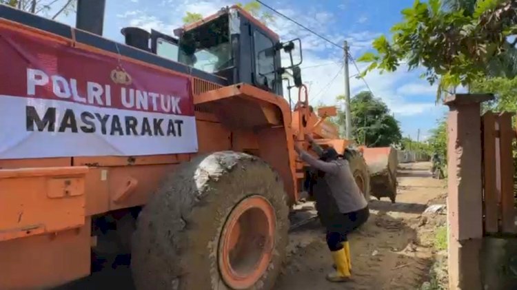 Kapolri Bantu Alat Berat untuk Percepat Pemulihan Jalan Fasilitas Umum dan Rumah Warga Pasca banjir di Kab Pidie