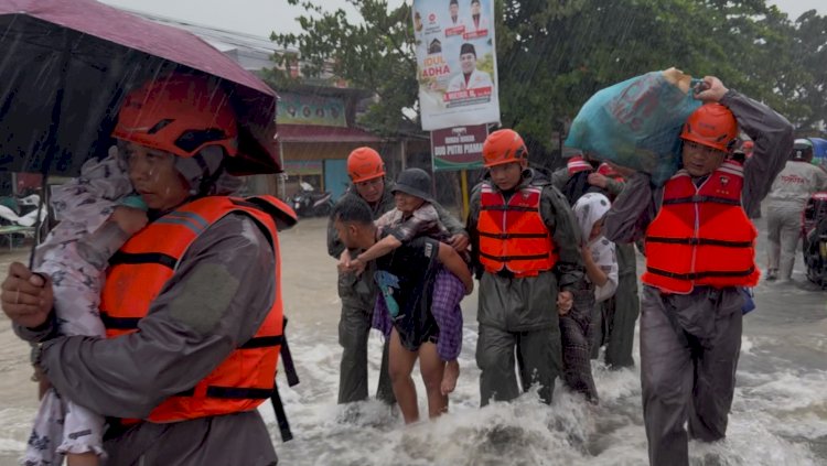 Polri Gerak Cepat Evakuasi Warga Terdampak Banjir di Padang