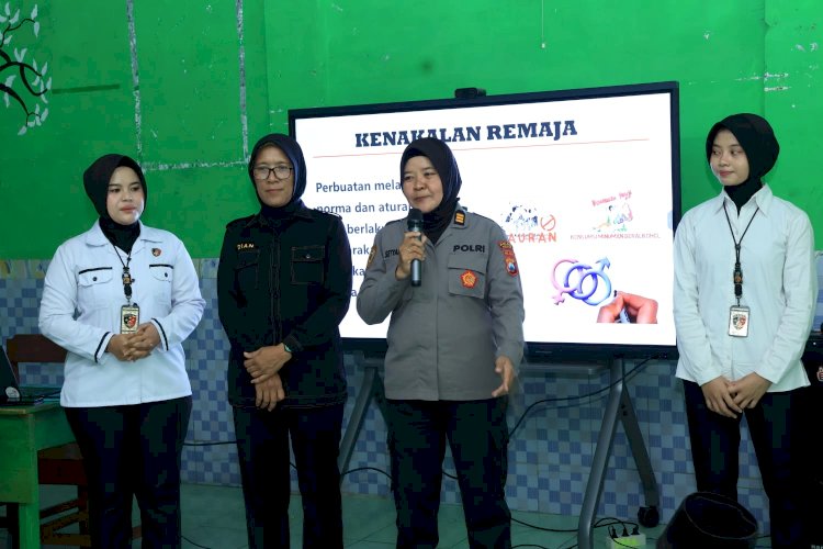 Sambut Hari Jadi ke - 78, Polwan Polres Ngawi Edukasi Santri Cegah Kenakalan Remaja