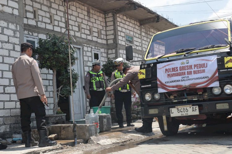 Polres Gresik Peduli, Salurkan Bantuan Air Bersih untuk Warga 3 Desa di Balongpanggang