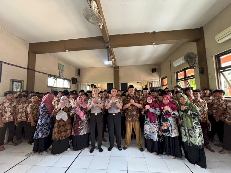 Sidoarjo Aspirasi Siswa Cegah Bullying dan Radikalisme, Kasat Binmas Polresta Sidoarjo Edukasi Pelajar MTs YPM 1 Wonoayu